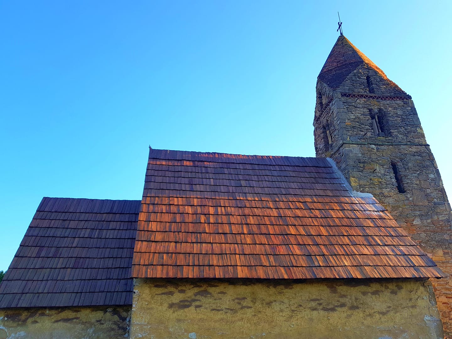 Kirchendach im Dorf Strei mit Bochemit Forte Profi behandelt